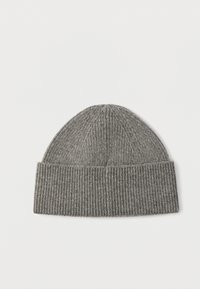 Gorro de punto gris con textura acanalada, que presenta un ajuste ceñido y una parte superior redondeada. El diseño incluye un puño doblado en la parte inferior.