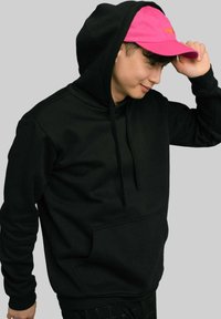 Czarna bluza z kapturem z przednią kieszenią i sznurkami, w zestawie z jasnoróżową czapką. Bluza wykonana jest z miękkiego, teksturowanego materiału.