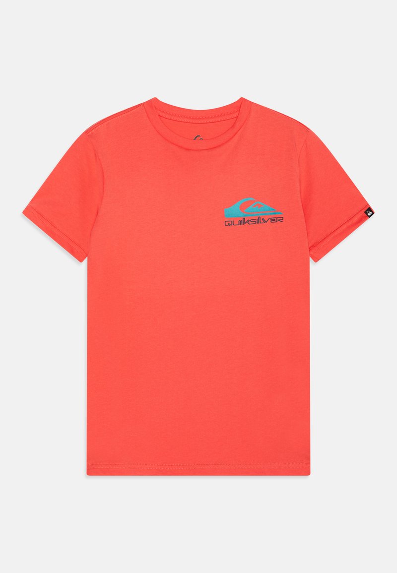 Korálové tričko vyrobené z bavlny, má krátké rukávy, kulatý výstřih a modrou akcentaci loga Quiksilver na hrudi. Hladká textura.