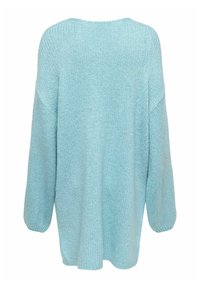 Gaiši zils džemperis ar garām piedurknēm, ar vaļīgu, pārmērīga izmēra piegriezumu, rupjas adījuma tekstūru un apaļu izgriezumu ar nolocītām pleciem.