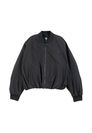 Czarna kurtka bomberka z frontowym zamkiem błyskawicznym, żebrowanym kołnierzem i mankietami, elastycznym pasem oraz subtelnym napisem "Season 28" na piersi.