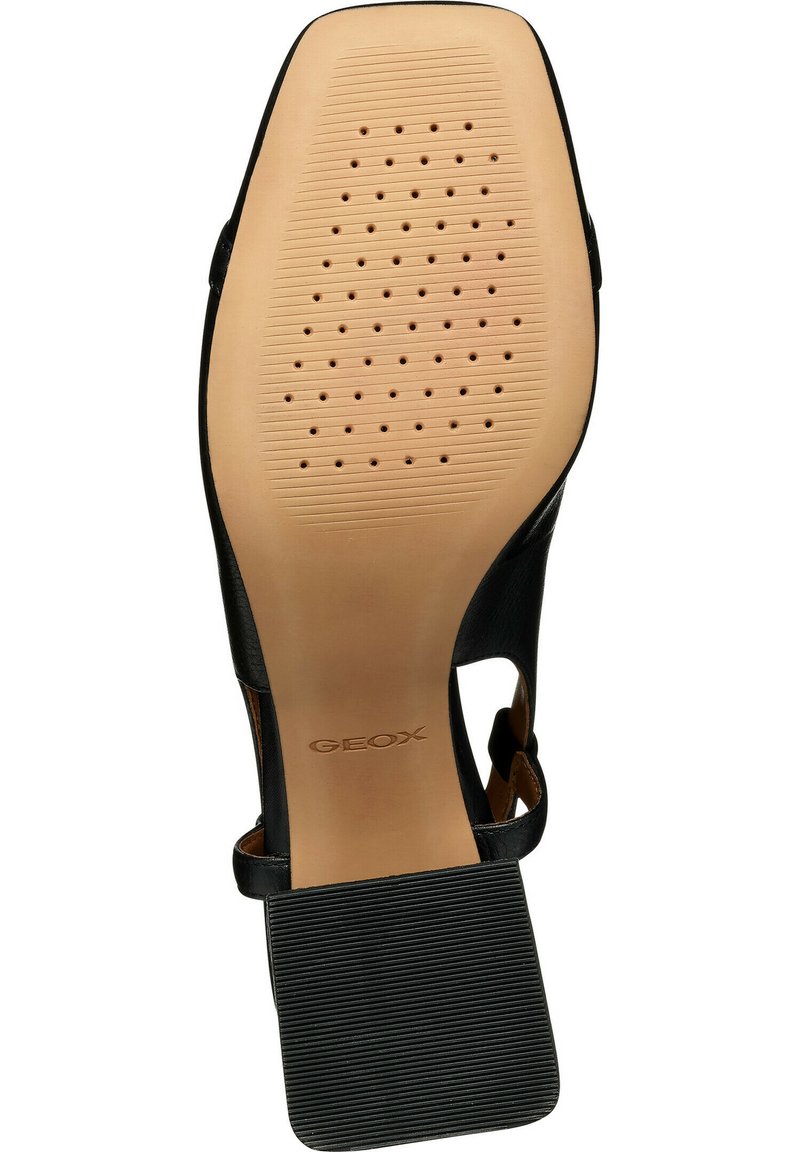 Chaussure en cuir noir avec une semelle solide comportant de nombreux trous de ventilation et un motif de semelle texturé. Logo de la marque "GEOX" embossé sur la semelle.
