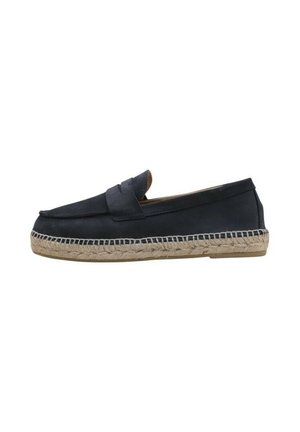 Mocassin noir à enfiler avec semelle espadrille en jute tressé et détail de lanière horizontale sur le dessus, présenté de profil gauche sur fond blanc.