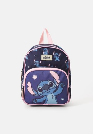 Lille mørkeblå rygsæk med pink kant og flere billeder af Stitch-figuren og en lynlåslomme foran.