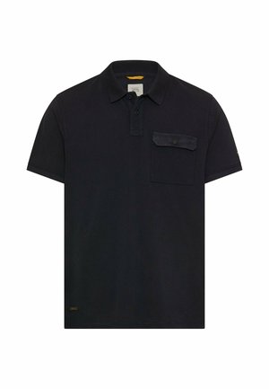Czarna koszulka polo z krótkim rękawem, kołnierzykiem, dwoma guzikami przy dekolcie oraz zapinana na guzik kieszonka na piersi po lewej stronie.