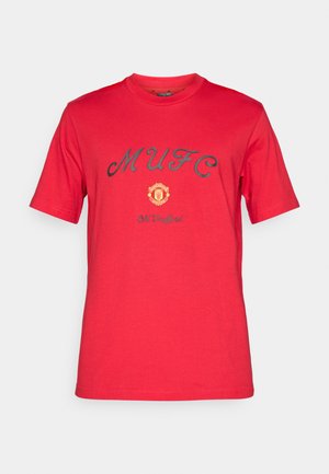 Piros pamut póló, amelyen a mellkason szürke betűkkel "MUFC" felirat látható, hímzett Manchester United logóval és alatta az "Old Trafford" felirattal.