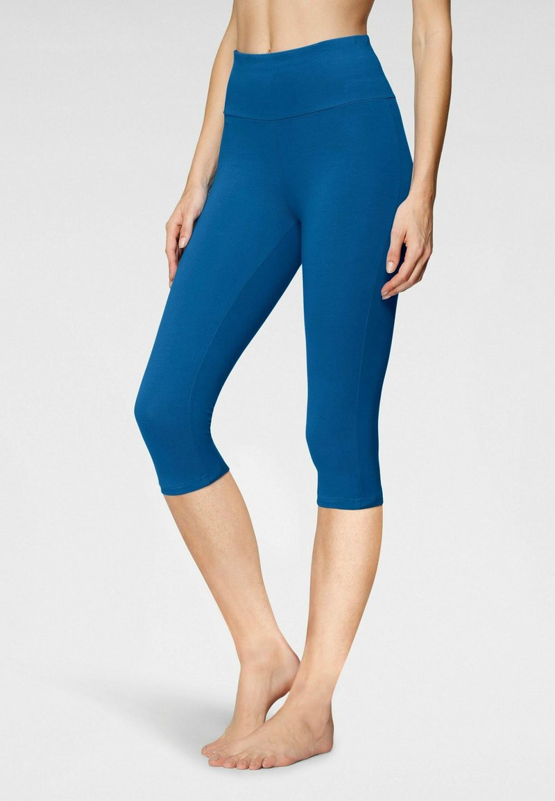Leggings Capri in blu uniforme, realizzati in tessuto elasticizzato. Vita alta, design aderente, costruzione senza cuciture, lunghezza cropped, texture liscia.