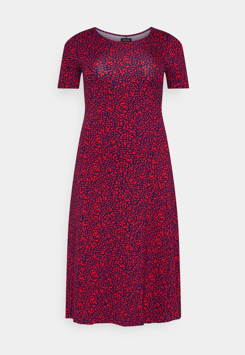 Robe courte à manches courtes rouge et marine avec une coupe ajustée, présentant un motif abstrait éparpillé et un col rond. Texture de tissu lisse.