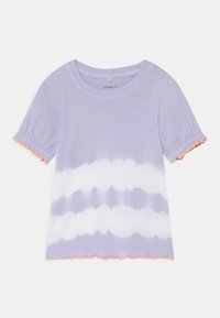 T-shirt lilás com padrão tie-dye, apresentando mangas bufantes e um detalhe de franja laranja contrastante nas mangas e na bainha.