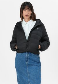 Calvin Klein Jeans LIGHTWEIGHT QUILTED JACKET - Pūkinė striukė - black