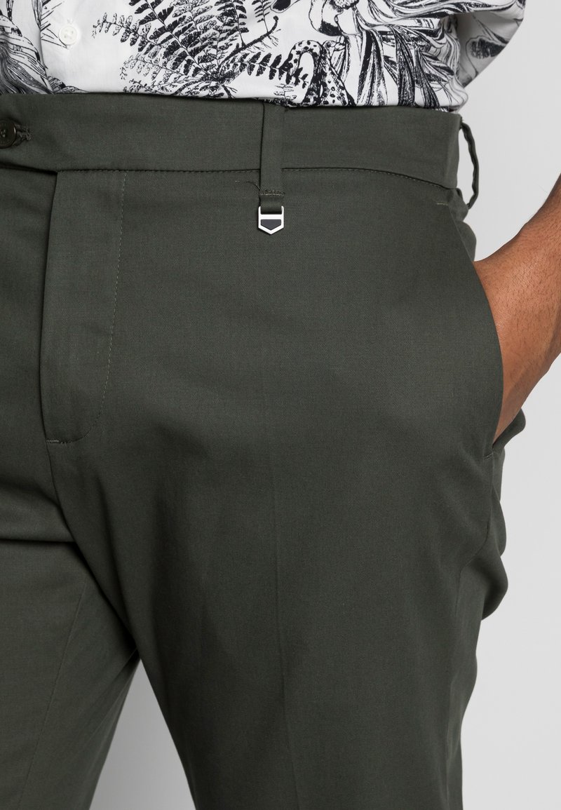Herren Chinos | Antony Morato TROUSERS JAGGER CARROT FIT Stoffhose dark olive green/oliv - LL72761 Herren Chinos | Antony Morato TROUSERS JAGGER CARROT FIT Stoffhose dark olive green/oliv - LL72761