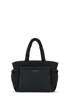 Zwarte tote bag van padded stof met twee stevige handvatten, voorzien van een voorvak en een eenvoudig logo op de onderste voorkant.