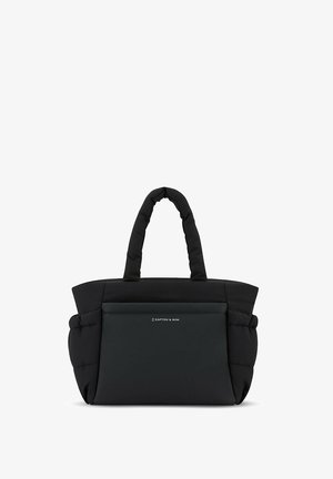 Sac fourre-tout noir en tissu rembourré avec deux poignées robustes, doté d'une poche avant et d'un logo simple sur le bas à l'avant.