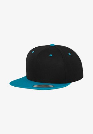 Czarna czapka snapback z płaskim daszkiem w odcieniu teal. Posiada sześć paneli, kontrastowe przeszycia i otwory wentylacyjne na górze dla lepszej wentylacji.