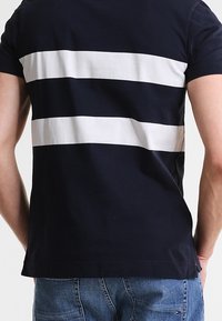 Tommy Hilfiger Triko s potiskem - dark blue