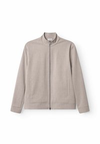 Jachetă gri deschis cu fermoar, guler înalt, textură netedă, două buzunare laterale și croială ușor conică.