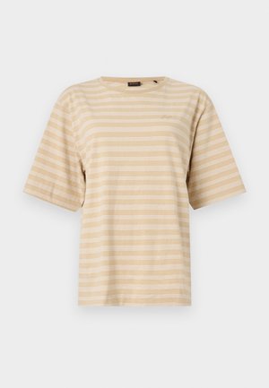 Béžové tričko s krátkym rukávom s tenkými bielymi vodorovnými pásikmi a okrúhlym výstrihom.
