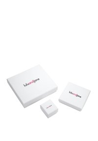 Tre scatole regalo bianche impilate ad angolo, con il nome del brand "luluandjane" in testo nero e rosa, di dimensioni variabili da grande a piccola.