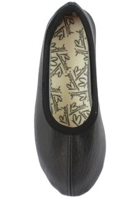 Ballerines noires en cuir texturé avec un bout rond. Intérieur doublé de tissu de marque avec un texte noir sur un fond clair.