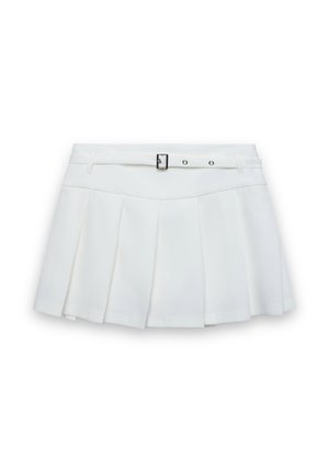 Gonna plissettata bianca con una cintura aderente, caratterizzata da una fibbia in metallo nero e bottoni decorativi, realizzata in tessuto liscio.