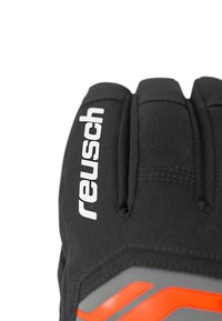 Svart sporthandske med texturerad design, orangea och grå detaljer, samt en vit "Reusch"-logotyp som är tydligt synlig på framsidan.