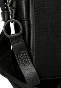 Borsa in pelle nera con finitura testurizzata, dotata di un chiusura metallica, attacco per portachiavi e una tracolla in pelle con logo in rilievo.