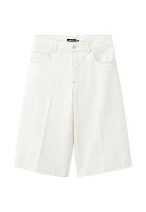 Shorts de mezclilla blancos hasta la rodilla con bolsillos delanteros, trabillas para cinturón y cierre con botón y cremallera.