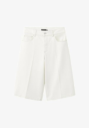 Białe dżinsowe spodenki do kolan z przednimi kieszeniami, szlufkami na pasek oraz zapięciem na guzik i suwak.