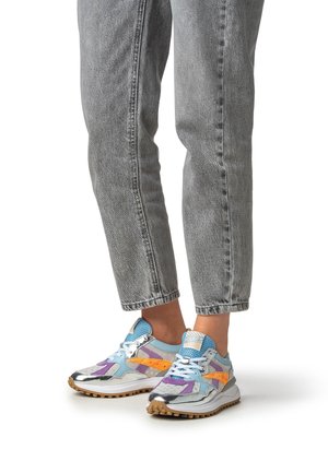Sneakers multicolori con accenti blu, arancioni, viola e argento. Realizzate in mesh e materiali sintetici, suola texturizzata e design con lacci.