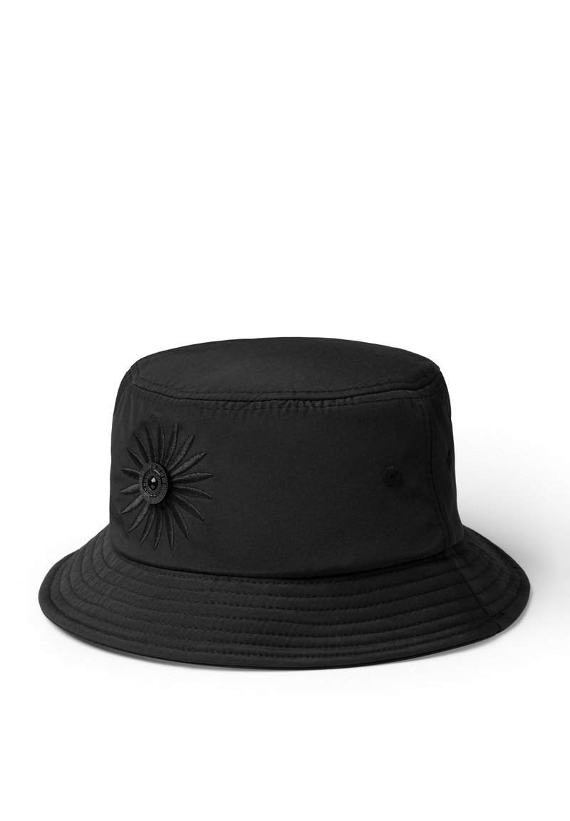 Svart bucket hat av tyg med sydd solfjäderdesign och en knappdetalj på sidan; har en bred, platt skärm.