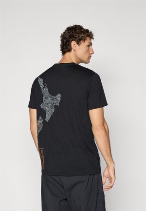 MEN TECH LITE TEE ANNIVERSARY - Print T-shirt - black