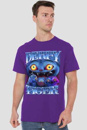 Mann trägt ein violettes T-Shirt mit einem bunten Cartoon-Tiger-Gesicht, das große gelbe Augen, scharfe Zähne, zwei kleinere Cartoon-Tiger-Köpfe und den Text "DERPY TIGER" zeigt.