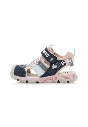 Sandalias sintéticas de color azul marino y rosa con paneles de malla, tira ajustable, gráfico de corazón y suela de goma texturizada para mayor agarre.