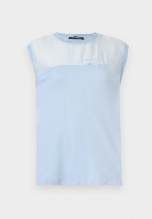 Ανοιχτό γαλάζιο αμάνικο τοπ με ομαλή βαμβακερή υφή, διαφανή επάνω περιοχή και κεντημένη λεπτομέρεια "Karl" στο εμπρόσθιο μέρος.