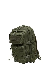 Militärliknande grön ryggsäck med flera zip-fickor, MOLLE-webbing, justerbara remmar och vadderad ryggpanel.