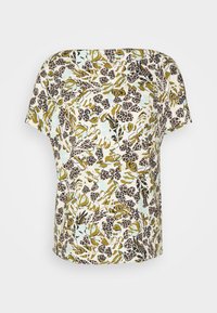 Camiseta corta de manga corta con estampado floral que presenta un fondo crema con patrones de hojas verdes y marrones. El diseño incluye acentos de estampado de leopardo.