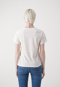 Kortermet, hvit og lys gul stripete bomull T-skjorte med rund hals, myk tekstur og enkel design.