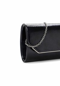 Svart lackad läderclutch med en elegant rektangulär form, utrustad med ett silverkedjearm och en geometrisk detalj på framsidan.