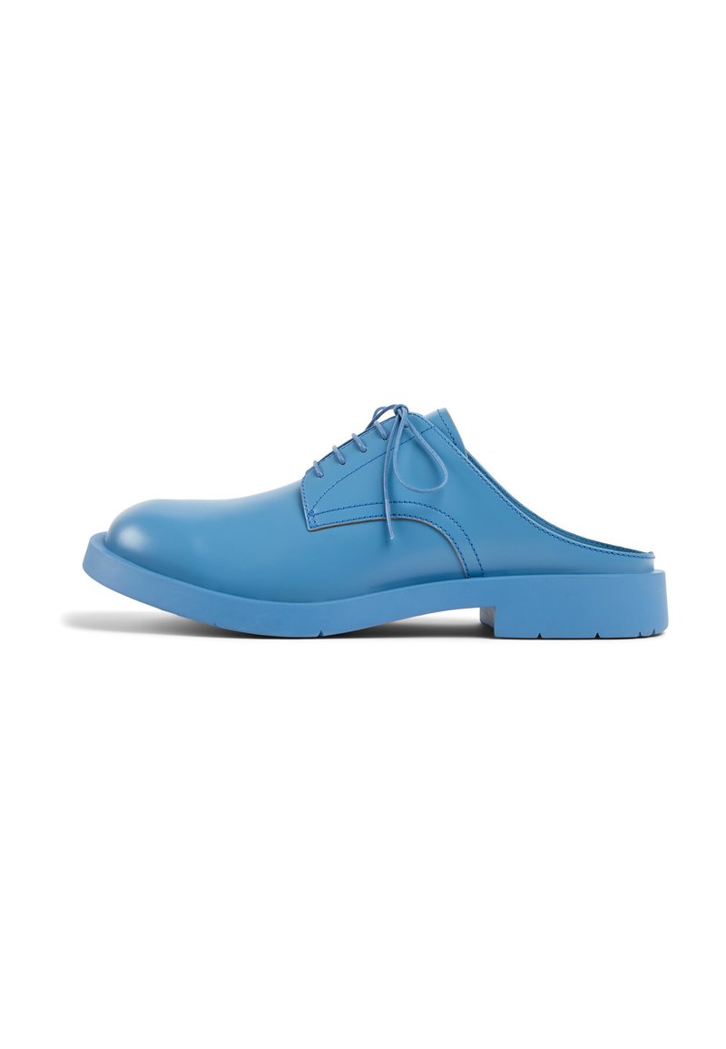 Scarpe blu in pelle slip-on con punta arrotondata, design con lacci e suola spessa. Texture liscia con dettagli di cucitura a contrasto.