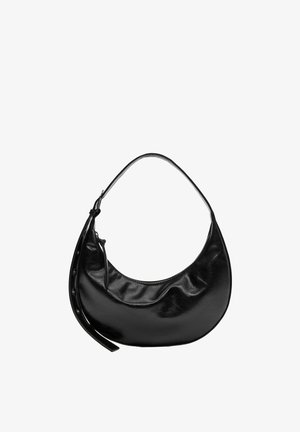 Schwarze halbmondförmige Lederhandtasche mit kurzem Trageriemen und Reißverschluss mit seitlicher Leder-Zuglasche.