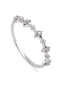 Anello d'argento con una serie di elementi a forma di stella, ognuno incastonato con un piccolo diamante trasparente, creando un design geometrico e texturizzato.