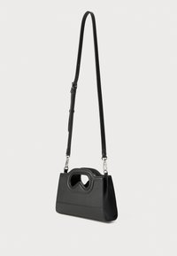 Borsa a mano nera strutturata con finitura testurizzata, dotata di un manico ritagliato unico e di una tracolla removibile.