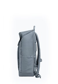 Šedý batoh s texturovaným povrchem, štíhlým designem, polstrovaným zádovým panelem, nastavitelnými popruhy a boční kapsou na příslušenství.