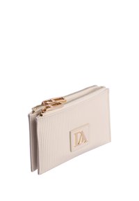 Pequeña cartera de color crema con dos compartimentos con cremallera y un emblema decorativo en tono dorado en la parte delantera.