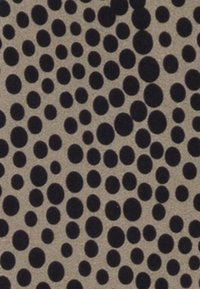 Tissu texturé avec une base gris clair présentant différentes tailles de cercles noirs disposés en motif répétitif.