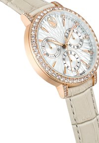 Roségoldene Uhr mit runder Ziffernblatt, silbernem strukturiertem Zifferblatt, drei Teilzifferblättern und Kristallakzenten. Verfügt über ein beiges Armband im Krokodil-Muster.