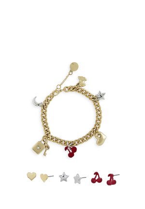 Pulsera de cadena dorada con varios charms que incluyen corazones, estrellas y cerezas en plata y rojo. Incluye pendientes de botón a juego.