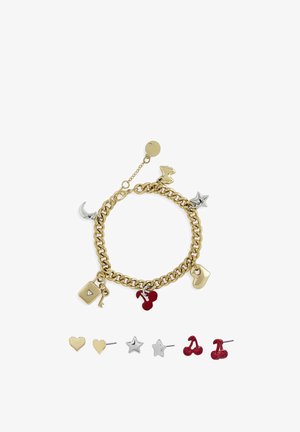 Gouden kettingarmband met verschillende bedels, waaronder harten, sterren en kersen in zilver en rood. Inclusief bijpassende stud oorbellen.
