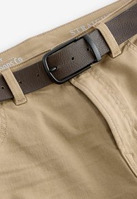 Khaki rechte shorts met een gestructureerde bruin leren riem. Kenmerkt zich door gestikte details en een metalen gesp, met een eenvoudig ontwerp.