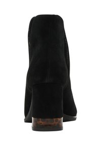 Sorte ruskind ankelstøvler med en stablet hæl, der har et skjoldmønstret design. Silhuetten er slank med sidesømme for et tætsiddende look.
